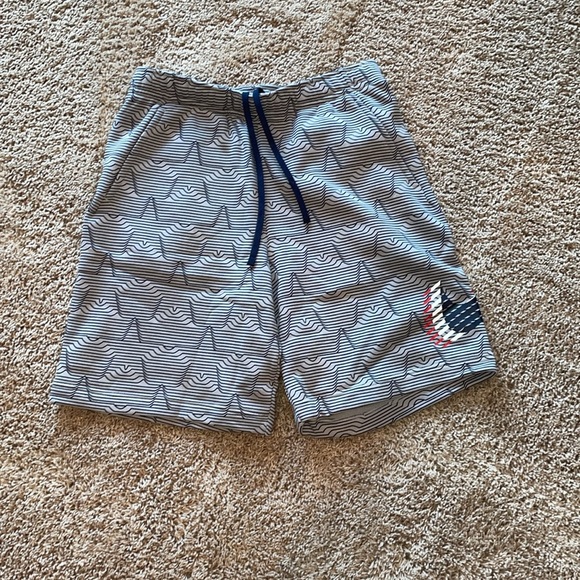 NWT gray Nike red,white and blue swoosh sweatshorts size large - Picture 2 of 2